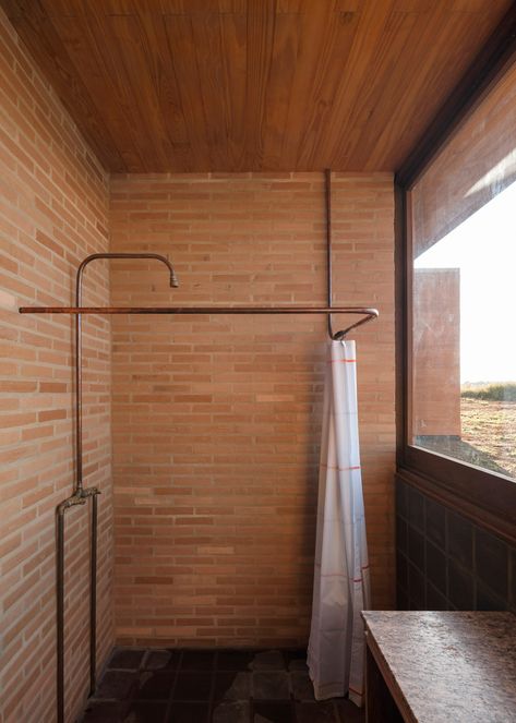 Arquipélago Arquitetos builds low-slung Brazilian house with rammed earth Underwater Bedroom, Dark Grey Tile, 1960s House, Peaceful Bedroom, Rammed Earth Wall, Wooden Bath, Copper Tube, Rural House, Rammed Earth