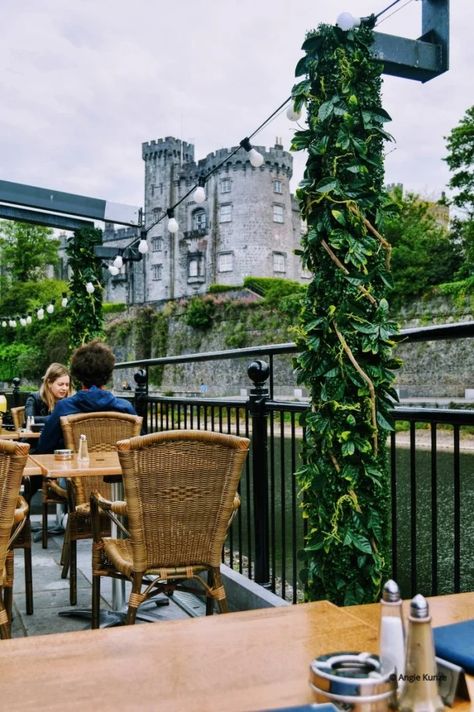 River Court Restaurant on River Nore with a view of the castle Kilkenny Ireland, https://www.werenotinkansasanymore.com/post/exciting-things-to-do-in-kilkenny-ireland-guide-with-photos Ireland Killarney, Unreal Places, Kilkenny Castle, Kilkenny Ireland, Ireland Food, Stay In A Castle, Ireland Road Trip, Ireland Itinerary, Castle Hotel