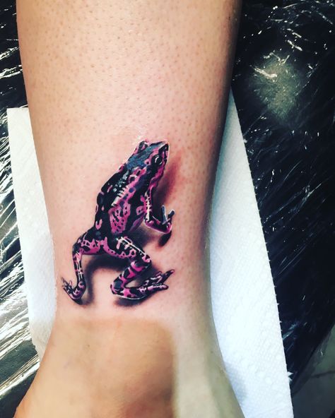 My poison dart frog tattoo  #blindsidetattoo Poison Frog Tattoo, Amphibian Tattoos, Poison Dart Frog Tattoo, Dart Frog Tattoo, Poison Arrow Frog, Rad Tattoos, Tattoo Black And White, Mom Daughter Tattoos, Poison Frog