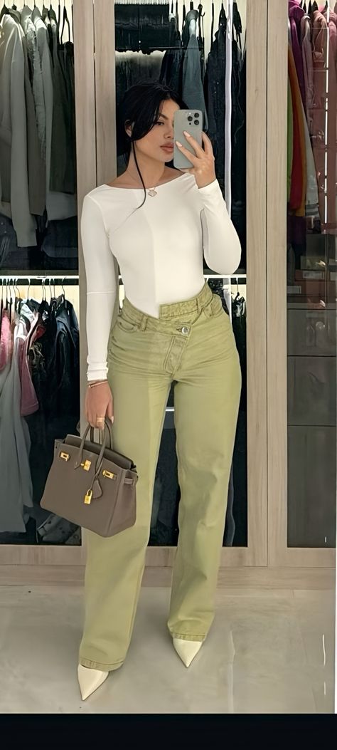 Simplistic Chic Outfits, Curved Hips Outfit, Fancy Looks Outfits, Work Outfits Doctor, Fall Outfits Women Elegant, K Michelle Outfits, Painting Date Outfit Ideas, Business Casual Women Jeans, Long Torso Long Legs Outfits