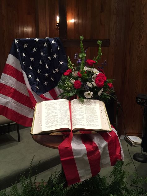 Patriotic Church Decor, 4th Of July Window Display, Winter Church Decorations, Spring Church Decor, Church Decorations Sanctuary, Alter Arrangements, Church Table, Patriotic Display, Church Foyer