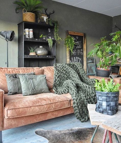 Vintage Living Room Design, Vintage Living Room Decor, Minimalist Dekor, Lots Of Plants, Furnitur Ruang Keluarga, Interior Boho, Mid Century Living Room, Design Room, Vintage Living Room