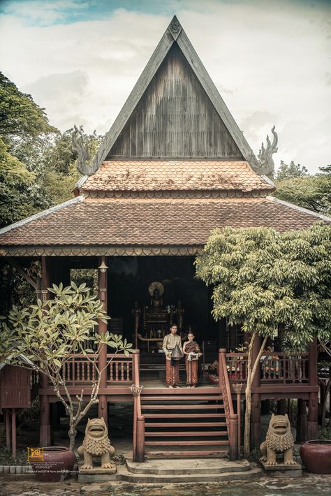 Khmer traditional Thai House Traditional, Small Wooden House Design, Architecture 101, Roof Decoration, Asian House, Wooden House Design, Geometry In Nature, Thai House, Jewellery Shop Design