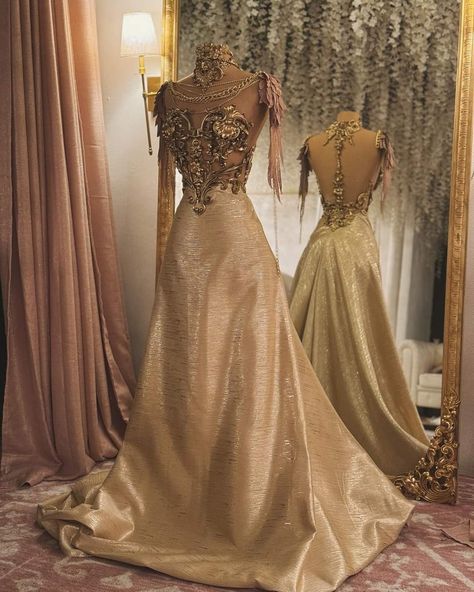 Dress golden wedding queen elegant Golden Ball Gown, Sun Queen, Queen Gown, Celestial Dress, Womens Wedding Dresses, Golden Wedding, Beautiful Costumes, Fantasy Gowns, Fantasy Dress