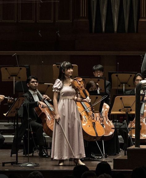 Violin Concert Aesthetic, Chloe Chua Violinist, Chloe Chua, Violin Performance, Violin Concert, Viola Music, Violin Practice, Harps Music, A Night At The Opera