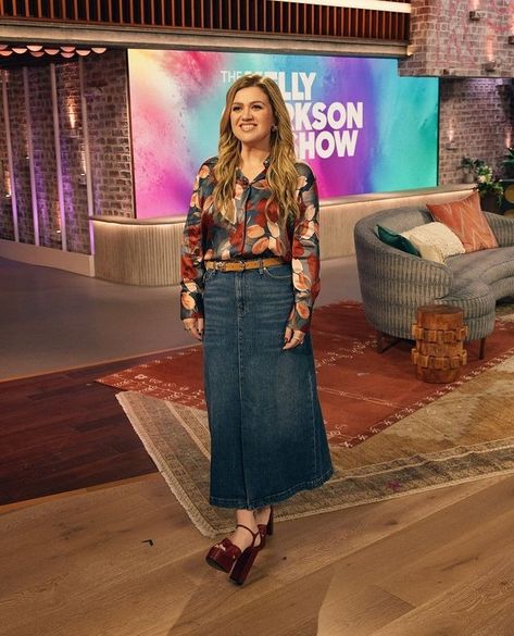 The Kelly Clarkson Show (@kellyclarksonshow) • Instagram photos and videos Kelly Clarkson Style Outfits, Kelly Clarkson Style, Kelly Clarkson Outfits, Kelly Clarkson Hair, Kelly Clarkson American Idol, Kelly Clarkson Songs, Kelly Clarkson Show, Weight Lifting Workout, December 8