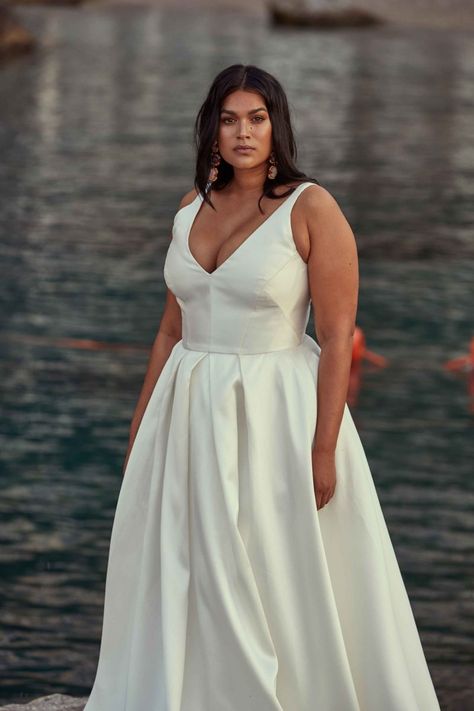 PLUS SIZE WEDDING DRESS OF THE WEEK | CHOSEN LA BELLA DONNA COLLECTION | CHOSEN BY ONE DAY BRIDAL - The Pretty Pear Bride - Plus Size Bridal Magazine One Day Bridal, Plus Wedding Dresses, Plus Size Bridal, Plus Size Wedding Dress, Plus Size Brides, Plus Size Wedding Dresses, Western Wedding Dresses, Plus Size Wedding Gowns, Plus Size Bride