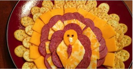 Cheese And Cracker Tray, Cheese Turkey, Cracker Tray, Thanksgiving Snacks, Turkey Platter, Turkey Cheese, Thanksgiving Appetizers, Turkey Sausage, Thanksgiving Fun