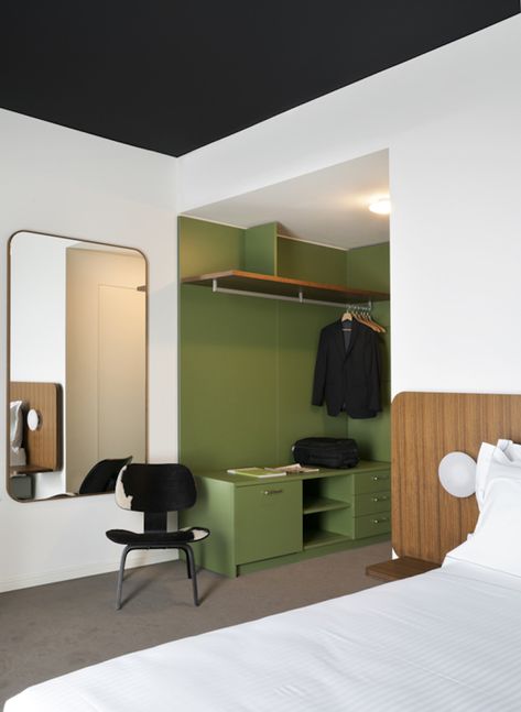 Mid Century Hotel, Small Hotel Room, Hotel Style Bedroom, Hotel Bedroom Design, Modern Hotel Room, Hotel Room Interior, Milan Hotel, Hotel Room Design, Mini Bars