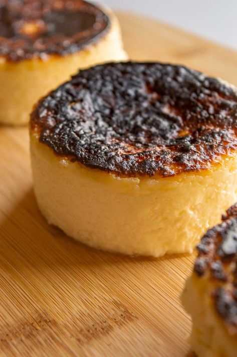 This mini Basque burnt cheesecake recipe couldn't be easier to make with just five ingredients and 30 minutes of baking time! Based on the famous La Viña version from San Sebastian in the north of Spain. Mug Cake Cake Mix, Basque Burnt Cheesecake Recipe, Burnt Cheesecake Recipe, Cheesecake Dip Recipe, Basque Burnt Cheesecake, Spicy Vegan Recipes, Spicy Vegetarian Recipes, Burnt Cheesecake, North Of Spain