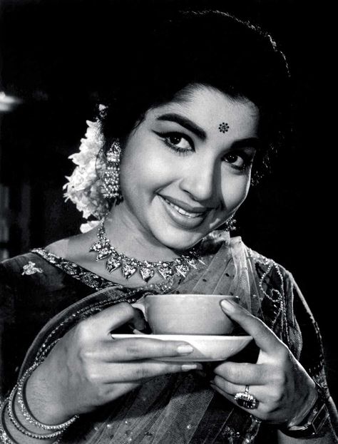 J Jayalalithaa Jayalalitha Hd Images, Jayalalitha Amma, Outrageous Fortune, Sneha Actress, Vintage Photography Women, Wallpaper Photo Hd, Old Film Stars, Indian Women Painting, Black Woman Artwork