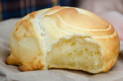 Colombian Bread, Colombian Desserts, Colombian Breakfast, Johnny Cakes Recipe, Columbian Recipes, Arepas Recipe, Latin American Food, Popular Dishes, Colombian Food