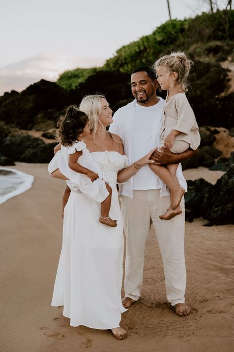 Family Beach Outfits, Beach Photo Outfits, Linen Beach Outfits, Neutral Family Outfits, Family Photo Outfits Neutral, Neutral Family Photos, Outfits Neutral, Cute Family Photos, Family Beach Portraits