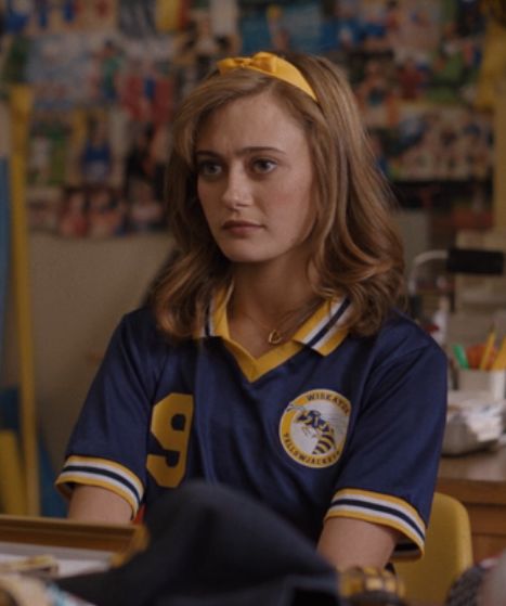 Yellow Jackets Costume, Yellow Jackets Jackie, Jackie Taylor Yellow Jackets, Yellowjackets Halloween Costume, Yellowjackets Outfit, Ella Purnell Yellow Jackets, Yellowjackets Costume, Jackie Taylor Aesthetic, Jackie Yellow Jackets