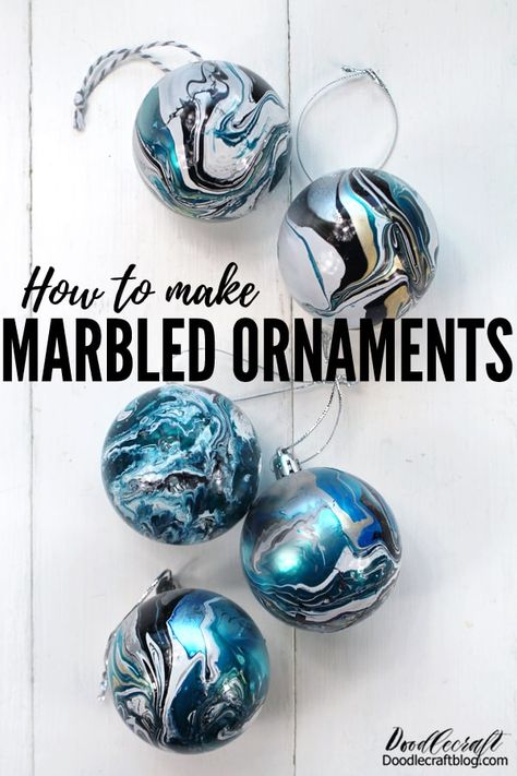 Easy Marble Painting, Painting Xmas Ornaments, Marble Christmas Decor, Diy Xmas Baubles, Hand Painted Christmas Balls, Diy Christmas Bulbs, Marbled Ornaments, Christmas Ball Ornaments Diy, Marble Ornaments