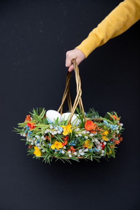 Floral Easter Basket Natural Easter Basket Ideas, Easter Flower Basket, Easter Gingerbread House, Pink Easter Basket, Diy Osterschmuck, Egg Candle, Easter 2021, Jar Centerpieces, Edible Crafts