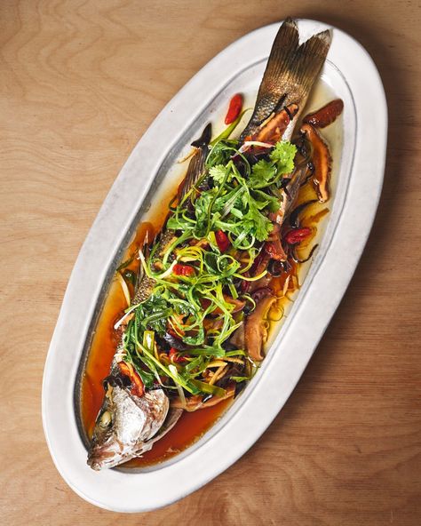 Home-style Chinese steamed sea bass Quick Chinese Recipes, Whole Fish Recipes, Sea Bass Recipes, Fakeaway Recipes, Canapes Recipes, Whole Fish, Seasonal Cooking, Steamed Fish, Fish Recipes Healthy