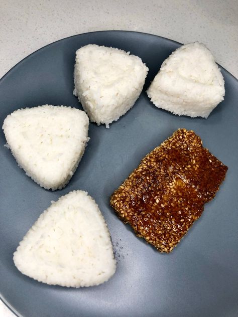 Tofu Onigiri, Tofu Steaks, Onigiri Recipe, Tofu Steak, Sesame Tofu, Teriyaki Recipe, Teriyaki Tofu, Fried Tofu, Sushi Rice