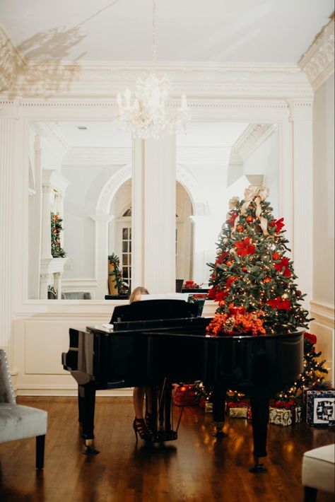 Christmas tree in piano room. @noveltie Grand Piano Decor, Grand Piano Room, Holiday House Tours, Piano Decor, Christmas Piano, Christmas Program, Family Christmas Pictures, Traditional Colonial, Piano Room