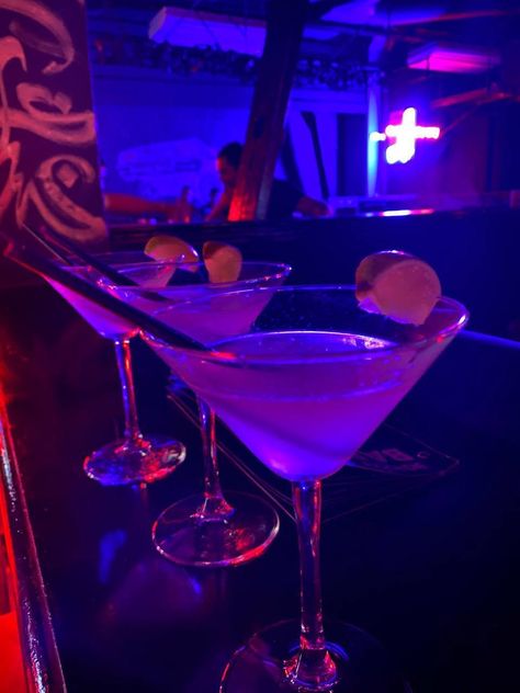 Party Vibes Aesthetic, City Life Aesthetic, Glow In Dark Party, Aesthetic Drinks, Violet Aesthetic, Night Bar, Alcohol Aesthetic, Fancy Drinks, Neon Aesthetic