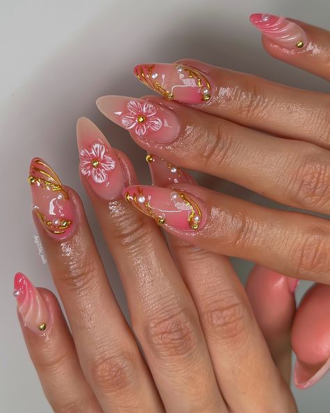 🐚⚜️🌸✨ Pink aura & gold accents 🤭✨ ⠀⠀⠀⠀⠀⠀⠀⠀⠀ ⠀⠀⠀⠀⠀⠀⠀⠀⠀ ⠀⠀⠀⠀⠀⠀⠀⠀⠀ ⠀⠀⠀⠀⠀⠀⠀⠀⠀ ⠀⠀⠀⠀⠀⠀⠀⠀⠀ ⠀⠀⠀⠀⠀⠀⠀⠀⠀ ⠀⠀⠀⠀⠀⠀⠀⠀⠀ ⠀⠀⠀⠀⠀⠀⠀⠀⠀⠀⠀⠀⠀⠀⠀⠀⠀ ⠀⠀⠀⠀⠀⠀⠀⠀⠀ ⠀⠀⠀⠀⠀⠀⠀⠀⠀ ⠀⠀⠀⠀⠀⠀⠀⠀⠀ �⠀⠀⠀⠀⠀⠀⠀⠀⠀ ⠀⠀⠀⠀⠀⠀⠀⠀⠀ ⠀⠀ #goldnails #goldchromenails #3dflowernails #3dflower #pinkaura #auranails #gelxnails #gelxnailtech #trendynails #showyourclawssss #dallasnails #dallasnailtech #dfwnails #dfwnailtech #frisconails #planonails #lewisvillenails #dentonnails #nailtech #nail #nailsnailsnails #nailart #nailaddict #nailporn #nailswag... Prom Nails Pink And Gold, Almond Girly Nails, Almond Kawaii Nails, Pink Aesthetic Nails Acrylic, Pink Nails Almond Shape, Pink Floral Nails, Pink Gold Nails, Luminous Nails, Golden Nails