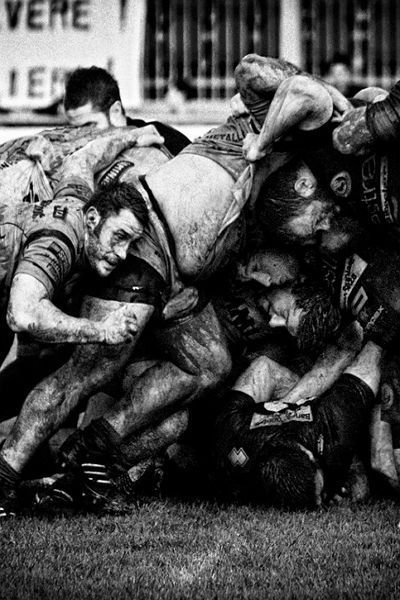 Rugby Gentleman’s Essentials Rugby Photography, Rugby Scrum, Rugby Workout, Rugby Training, Rugby Sport, Etiquette Vintage, Rugby Club, Rugby Men, Playing Sports