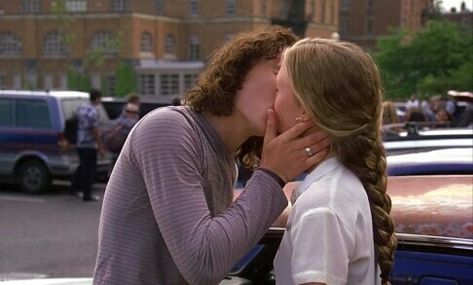 10 things i hate about you Series Quotes, 10 Things I Hate About You, I Love Cinema, Heath Ledger, Movie Couples, Romance Movies, Iconic Movies, Film Serie, Film Aesthetic