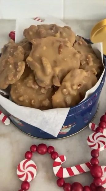 Caramel Praline Fudge, Gifts For Holidays, Creamy Pecan Pralines, Easy Pecan Pralines, Pecan Praline Cookies Recipe, Homemade Pralines Pecans, Easy Pecan Praline Recipe, Easy Pralines Recipe, Food For A Crowd Dinner