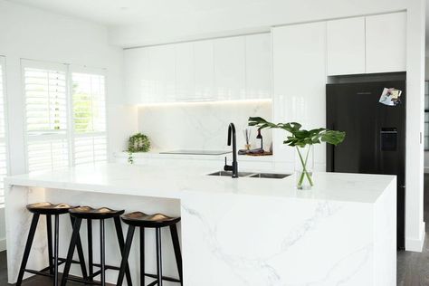 Modern magic with marble accents. We love this kitchen renovation! Modern Coastal Kitchen, Cupboard Kitchen, Dream Kitchens Design, Modern Magic, White Kitchen Design, House Design Kitchen, Kitchen Inspiration Design, Kitchen Cupboards, Kitchen Style