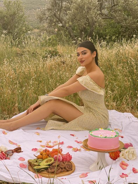 Birthday Shoot Ideas Outdoor, Picnic Photoshoot Aesthetic, Cottagecore Girls, Picnic Fashion, Tumblr Photoshoot, Picnic Photo Shoot, Picnic Pictures, Picnic Photography, Bday Photoshoot