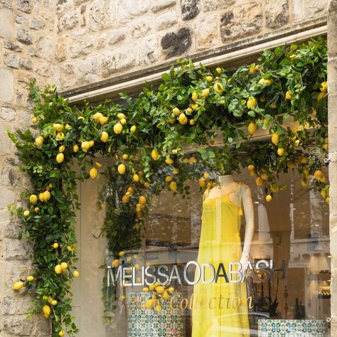 Floral decor solutions Lemon Window Display, Floral Window Display, Summer Window Display, Summer Store, Christmas Staircase, Summer Window, Decoration Vitrine, Boutique Decor, Italian Decor