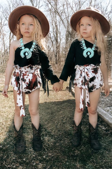 #toddlerfashion #bohostyle #westernstyle #daughtergoals Western Outfit For Kids Girl, Toddler Cowgirl Outfit, Kids Western Wear, Western Baby Clothes, Country Baby Girl, Boho Western Style, Toddler Girl Outfits Summer, Baby Clothes Country, Kids Close