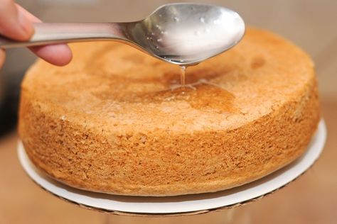 How to Moisten a Cake After Baking | Livestrong.com Simple Syrup For Cakes, Air Lemon, Red Birthday Cakes, Whiskey Cake, Inside Cake, Cake Liner, Make A Cake, Bake Off, Almond Cakes