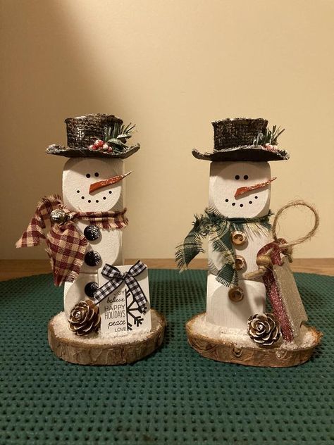 💲Dollar Tree Fanatics Crafts & Decor💲 | You can NEVER have too many snowmen ⛄️ These are made from the Dollar Tree wooden dice | Facebook Wood Block Christmas Crafts, Christmas Wood Block Crafts, Dice Snowman, Dice Crafts, Dice Diy, Country Christmas Crafts, Wood Blocks Christmas, Snowman Blocks, Christmas Centrepieces