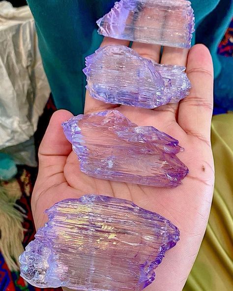 How Beautiful Four (4) Pieces Natural Kunzite Crystals From Afghanistan. Photo Copyright ©️ Hamza Gems Minerals Geode Rocks, Kunzite Crystal, Crystal Uses, Gem Silica, Crystal Aesthetic, Purple Gems, Meditation Crystals, Crystal Geode, Minerals And Gemstones