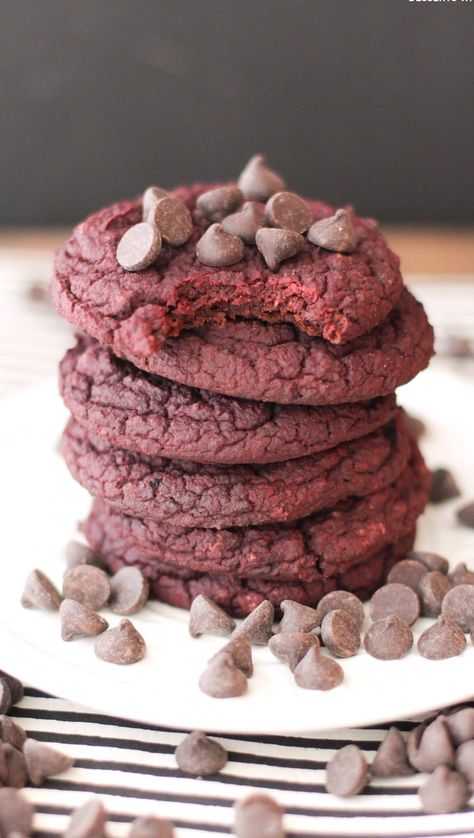 Healthy Red Velvet Gooey Butter Cookies (sugar free, low fat, high fiber, gluten free, dairy free, vegan) - Healthy Dessert Recipes at Desserts with Benefits Red Velvet Chocolate Chip Cookies, Gooey Butter Cookies, Gooey Butter, Velvet Cookies, Cookies Sugar, Artificial Food, Red Velvet Cookies, Healthy Vegan Desserts, Raw Desserts