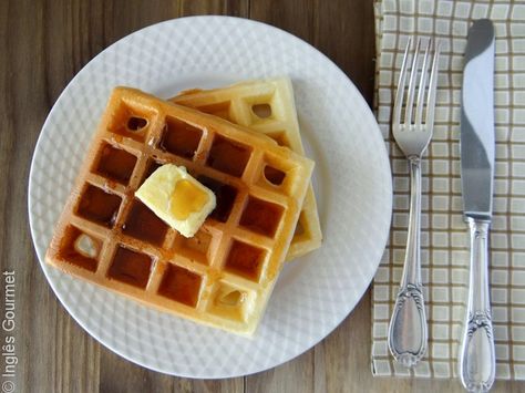 Vocês já comeram waffles? São deliciosos, não acham? Eles são feitos com uma massa parecida com a de pancakes, e assados em uma máquina de waffles (waffle maker), fazendo os quadradinhos típicos do… Bagels, Breakfast Brunch, French Toast, Waffles, Cafe