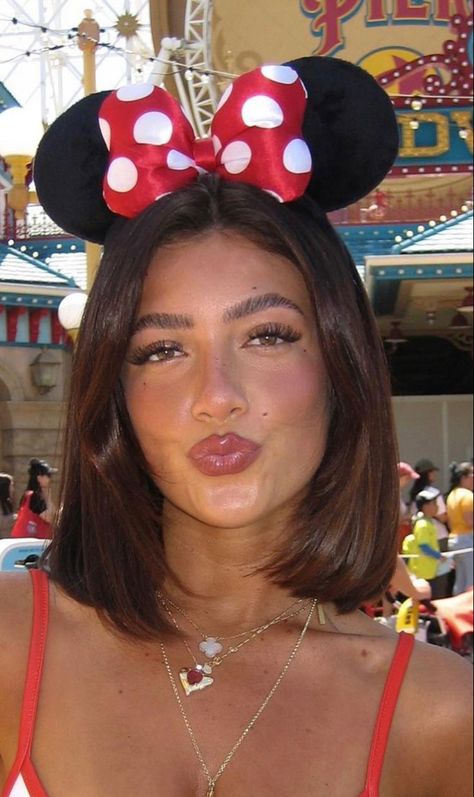 Disney World Makeup, Hair Styles With Mickey Ears, Minnie Ears Hairstyle, Disney Ears Aesthetic, Theme Park Makeup, Disney Hairstyles With Ears, Disneyland Makeup, Theme Park Hair, Disney Pfps