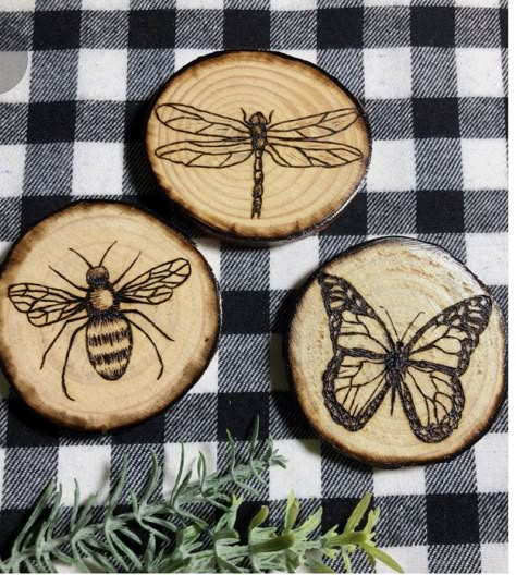 Engraved Wood Coasters, Beginner Wood Burning, Coaster Projects, Wood Jewelry Diy, Scarecrow Face, Wood Burning Patterns Stencil, Wood Burning Tips, Wood Burning Stencils, Wood Burning Techniques