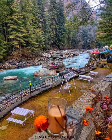 Kasol Himachal Pradesh, Parvati Valley, Riverside Cafe, Riverside Cottage, Popular Hobbies, Beautiful Locations Nature, Cool Cafe, Himachal Pradesh, Gorgeous View