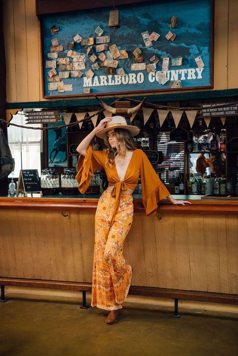 Groovy Party Outfits 70s Fashion, Modern Day 70s Outfit, Floral 70s Outfit, Boho 70s Dress, 70s Inspired Outfits Disco, Boho 60s Fashion, Cute Groovy Outfits, 79s Inspired Outfits, 70s Pants Women