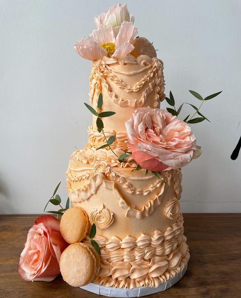 Peach Color Cake, Peach Theme Cake, Peach Birthday Theme, 70s Wedding Cake, Peach Wedding Cake, Peach Gold Wedding, Orange Wedding Cake, Wedding Cake Peach, Beachy Wedding