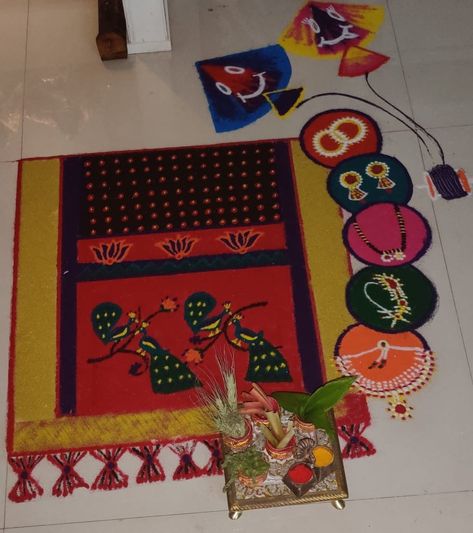 Combination of all important sankranti stuff- Ornaments, black paithani, haldi kumkum, kites. Rangoli For Haldi Kumkum Function, Haldi Kumkum Rangoli, Sankranti Special Rangoli, Sankranti Decoration, Ready Rangoli, Gauri Decoration, Welcome Rangoli, Kite Decoration, Small Diy Gifts