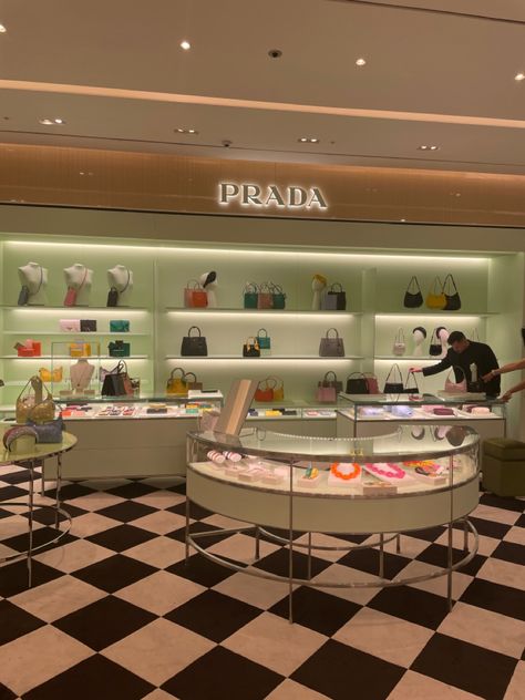 Prada Aesthetic Vintage, Prada Store Aesthetic, Prada Old Money, Prada Makeup, Prada Store, Italy Party, Prada Aesthetic, Prada Vintage, Recipe Aesthetic