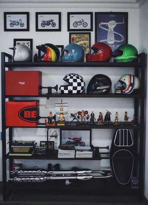 Helmet Decoration Ideas, Helmet Wall Mount, Classic Helmet, Garage Style, Garage Door Design, Motorcycle Garage, Garage Cafe, Custom Cafe Racer, Garage Interior