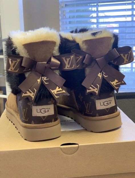 @HoodMouse🎭 Leather Uggs, Lv Boots, Cute Uggs, Chuck Box, Ugg Style Boots, Luxury Boots, Vegan Boots, Fashion Tote Bag, Boy Scout