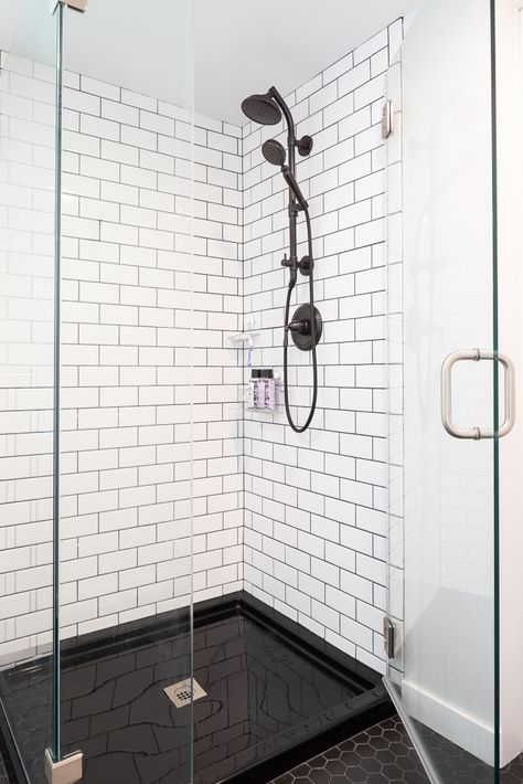 White Subway Tile Shower, White Subway Tile Bathroom, White Tile Shower, Apple Photography, Subway Tile Showers, Subway Tiles Bathroom, Black White Bathrooms, Bilik Air, Open Concept Home