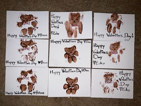 Painted brown crayola finger pain on paw and stamped on blank postcard. Added bow with paint and used 30pt paint pen for writing Dog Paw Print Craft, Paw Print Crafts, Dog Paw Print Art, Blank Postcard, Holiday Packaging Ideas, Paw Print Art, Pet Crafts, Paw Painting, Bear Paw Print