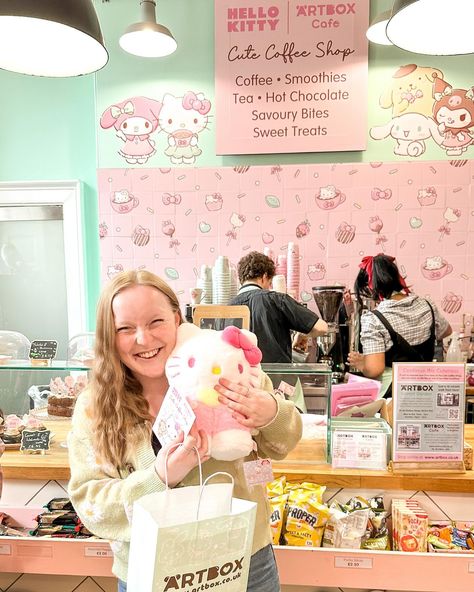 Hello Kitty Cafe🐱☕️ I feel so lucky to have been able to visit the @artbox_uk / @artbox_cafe Hello Kitty pop-up cafe in London yesterday!!🥹✨ It was all SO pretty & the food/drinks were super tasty😋 I did also buy a plushie from the cafe because it was sooo cute🥹 they also had mugs & tote bags for sale in the cafe too!🤎 I was able to meet up with @autisticgirlgamer there & it was just so nice to be able to experience this together🥰 the staff were all super lovely & I really couldn’t recomme... Artbox Cafe, Cafe Hello Kitty, Cafe In London, Pop Up Cafe, Kitty Cafe, Bags For Sale, The Cafe, The Staff, Food Drinks