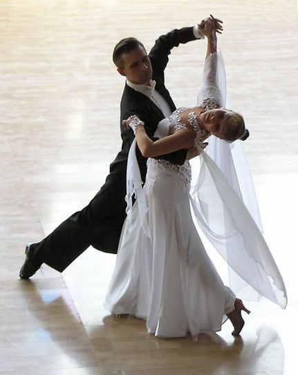 Learn how to waltz Waltz Reference, Waltz Pose, Standard Dance Dress, Waltz Dance, Hot Wedding, Mountain Weddings, Dance Lover, Dance Lessons, Dance Tips